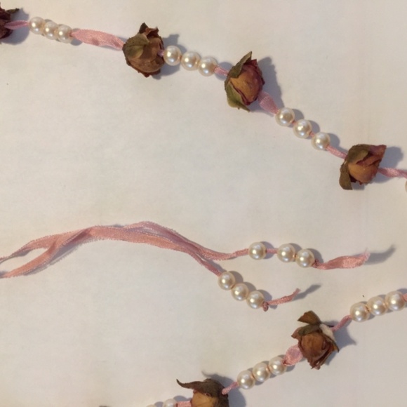 Real dried rosebud and ribbon necklace - Picture 3 of 6